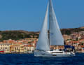 Le Dufour 38 navigue au large du chef-lieu de la Maddalena, sur l'île du même nom.