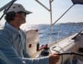 Steuermann Uwe zirkelt die Charteryacht akribisch die Windkante entlang. Noch ist der Mistral sanft.