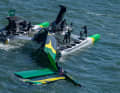 Ici, les Australiens et leurs assistants tentent de sécuriser le bateau.