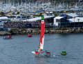 Les organisateurs des Jeux olympiques ont également annoncé des tribunes, comme celle que vit ici l'équipe canadienne lors du SailGP à Los Angeles.