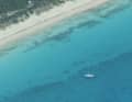 Aus dieser Perspektive kommt die komplette Yacht zum Vorschein, am Strand ist das "SOS" zu sehen
