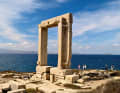 One of the most famous photo motifs in the Cyclades: The gate of the Temple of Apollo.