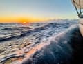 Il Nord Atlantico si mostra dal suo lato più bello. Navigare nel presente.