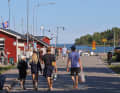 Achats effectués : une famille à Arkösund sur le chemin du retour du supermarché à leur bateau dans la marina.
