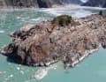 Sawyer Island, à environ cinq kilomètres de l'endroit où s'est produit le glissement de terrain. Avant le tsunami, l'île entière était boisée.