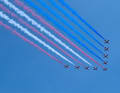 Kunstflugstaffel der Royal Air Force mit den Farben der US-Flagge im Überflug.
