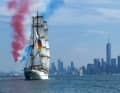 "Gorch Fock" unter Vollzeug vor der Skyline von Manhattan.