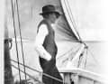 Slocum im Jahr 1902, vier Jahre nach seiner Erd­umrundung, auf dem Vordeck der segelnden „Spray“.