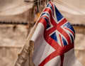 White Ensign der Royal Navy am Modell des Linienschiffs.