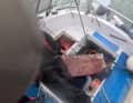 Un sauveteur a grimpé à bord, le skipper se trouve dans le cockpit.