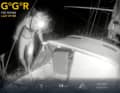 Pär Nyman dans l'obscurité de l'Atlantique Sud, sur le pont du « Lazy Otter ». Cette scène, filmée par la caméra de vision nocturne de « GGR Window Live », donne un aperçu des dures réalités de la course au large en solitaire, alors que la flotte se prépare à affronter une violente tempête qui approche.