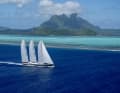 Rennen am Riff von Bora Bora. Vor dem polynesischen Atoll reizt der 81 Meter lange Dreimast-Schoner die Rumpfgeschwindigkeit von 22 Knoten aus