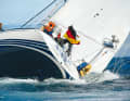 A lot of heeling, a wide hull, a levered rudder: This creates uncontrollable windward yaw and a nice sun shot