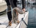 Poser la botte déployée sur le bastingage. Ici, il y a un peu trop de cordage pour cette méthode. Autre avantage : comme il y a beaucoup de cordage à la fin, il ne traîne pas sur le pont si de grandes baies ont été posées.