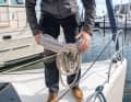 Détacher la main de maintien et faire passer la ceinture à travers soi-même avec la main de travail. Cela peut s'avérer un peu difficile avec une telle quantité de cordage et une telle épaisseur. Pour ouvrir, saisir et tirer sur les brins resserrés.