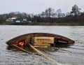 Das Boot kenterte im Sturm auf der Elbe