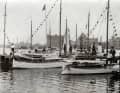 Über die Toppen geflaggte Boote der Barther am Seglersteg klar zur Ausfahrt. Die Aufnahme entstand vermutlich 1940/41.