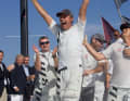 Ernesto Bertarell, fondateur d'Alinghi et vainqueur de l'America's Cup, lève les bras en liesse