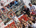 Ernesto Bertarelli et Team Alinghi célèbrent leur triomphe sous une pluie de confettis