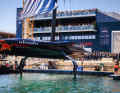 Alinghi Red Bull Racings neues "BoatOne" vor dem Schweizer Hauptquartier in Barcelona