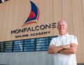 Hans-Peter Steinacher (AUT), PDG de Marina Monfalcone et double champion olympique de tornado, devant le nouveau centre de sport de compétition dont il sera l'un des entraîneurs et qu'il a cofondé.