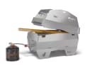 Skotti barbecue with accessories: Whether meat, fish or vegetables, thanks to the plug-in Skotti gas barbecue, you can prepare delicious meals anytime and almost anywhere. It weighs just 3.3 kg and can be assembled in minutes without tools. The price includes a bag, barbecue tongs and cover. Value 268 euros. Info: https://de.skotti-grill.eu