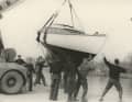 Beim Slippen und Kranen packen alle mit an – hier 1965 in Wiek am Greifswalder Bodden.