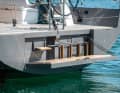 Extended: The lightweight yet solidly built stern platform is simply lowered via bulkhead buoys. The bathing ladder is within easy reach