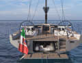 Il gommone viene ritratto tra i due alberi del timone in direzione di marcia. Questo facilita il varo e il recupero del gommone.