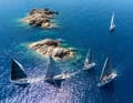 La 11e Solaris Cup a rassemblé près de 80 équipages au large de la Sardaigne, qui ont navigué autour des marques naturelles des îles Mortorio et Soffi à travers le golfe de Porto Rotondo.