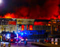 Die Werfthalle und die drain befindlichen Yachten brennen lichterloh.