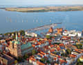 Stralsund con la cattedrale e lo Strelasund