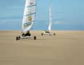 Mit Highspeed über den Strand, das ist wie  Kart-Fahren unter Segeln: Strandsegler vor St. Peter-Ording