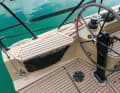 Concentration: The mainsheet and halyards are attached to the wheel, the lines are stowed under the seat. The genoa is operated further forwards