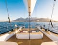 ... l'agencement du pont avec un grand cockpit de travail et le design intérieur correspondant