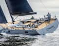 Look stealth: il boma Park Avenue e i sedili sulla mastra riprendono lo stesso stile. Il primo Swan 78 segna la conversione della linea a flushdecker con doppio timone e bompresso