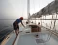 Elementi classici sul ponte del "Doric" e una combinazione di colori tradizionali rendono lo yacht in alluminio un vero e proprio richiamo per gli occhi.