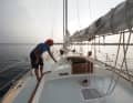 Klassische Elemente an Deck der "Doric" und eine traditionelle Farbkombi machen die Alu-Yacht zu einem echten Hingucker