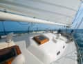 Style Nouvelle-Angleterre également sur le pont : beaucoup de surfaces blanches, des détails en bois contrastés. Et une petite superstructure à l'avant du cockpit profond avec un haut taud.