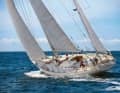 Lo yacht di 16,50 metri è armato come uno yawl e presenta linee tradizionali.