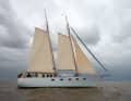 The hull of the "Jonathan" comes from a Feltz Skorpion 2, on which a gaff schooner was built in-house