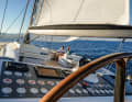 Push-button system with double rudder: the helmsman controls the entire sail and engine technology