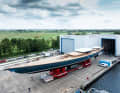 ... niederländischen Zwartsluis aus. Vripack zeichnete für Außen- und Innendesign verantwortlich, Dykstra Naval Architects für Rumpfform und Segelplan.
