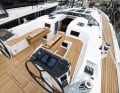 The helmsman is pleased with the side instruments and can operate halyards and sheets