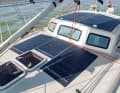 Gut begehbar und rutschfest: die Solar­zellen von Solbian. Umgelenkt: Die Fallen führen aufs Cockpitsüll