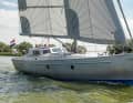 Bestevaer 36: A rare appearance on the market, but a potent cruiser made of aluminium. The Bestevaer follows the concept and design of her big sisters, all established as explorers. Her outward robustness and cuddliness gives way to dignified elegance below deck. And yes: the pilothouse superstructure is not a dazzler; you can steer the boat from the inside while sitting in an elevated position in bad weather. The drive concept with 15 kW e-drive and diesel generator as a range extender is also great. Hull length 10.95 m; beam 3.80 m; draught 0.70-2.40 m; weight 8.8 t; sail area on the wind 65 m2; STZ 3.9; price ex shipyard: not specified