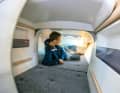 Sous le cockpit, il y a une longue couchette. Ample pour une personne, il devient étroit à deux. L'accès se trouve derrière la descente