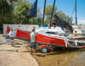 Effortless: Slipping is quick and easy, even over the flat ramp. The drawbar of the road trailer can be bent for this purpose