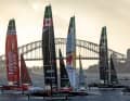 Die SailGP-Flotte vor der Sydney Harbour Bridge.