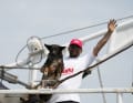 La chienne Bella trouve un nouveau foyer auprès d'un membre de l'équipage du chalutier qui a participé au sauvetage